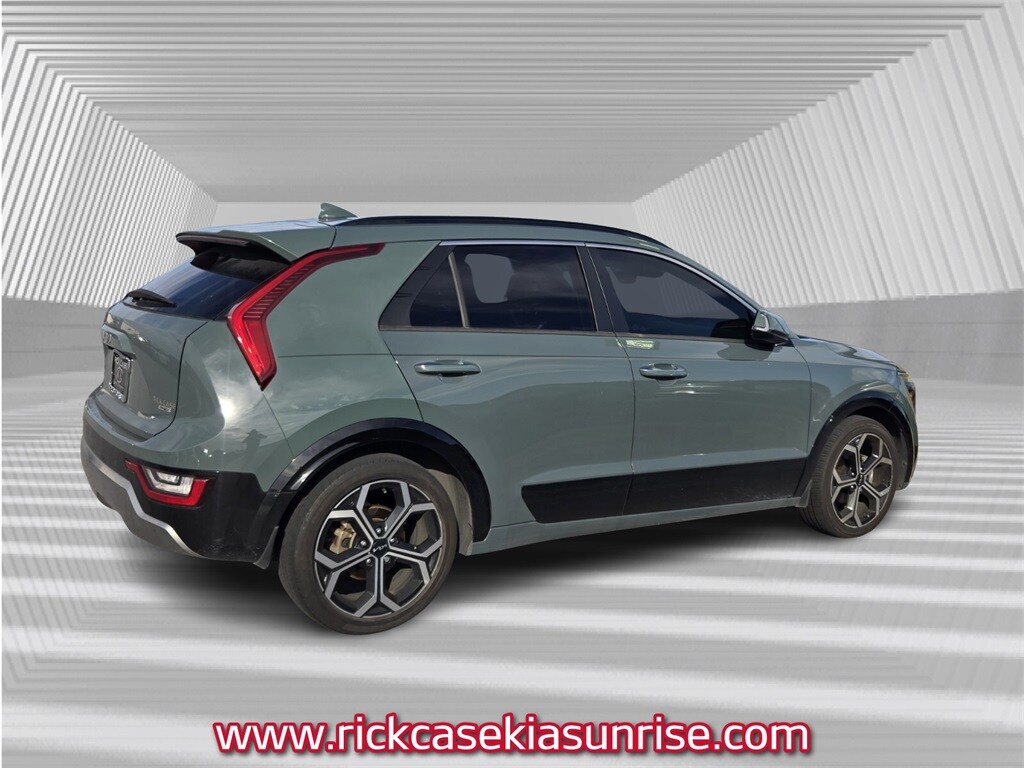2023 Kia Niro Plug-In Hybrid SX photo 2
