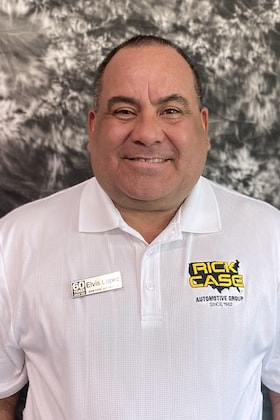 Staff member Elvis Lopez from 1544001ce910