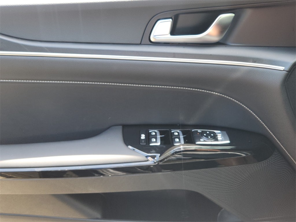 2025 Kia K5 GT-Line photo 5