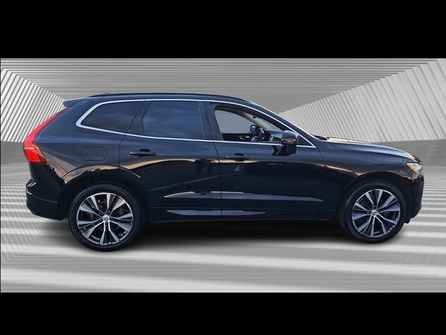 2022 Volvo XC60 B5 Momentum photo 3