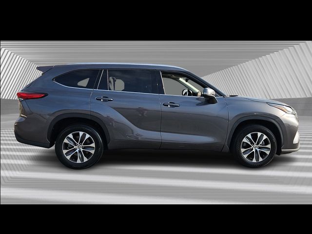 2021 Toyota Highlander XLE photo 3