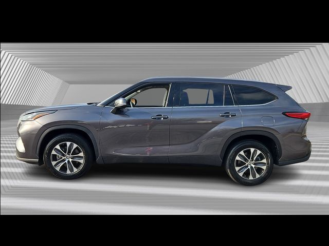 2021 Toyota Highlander XLE photo 2
