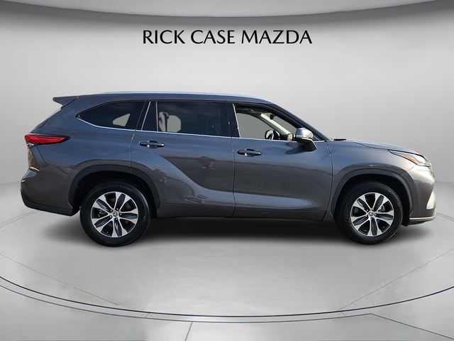 2021 Toyota Highlander XLE photo 3