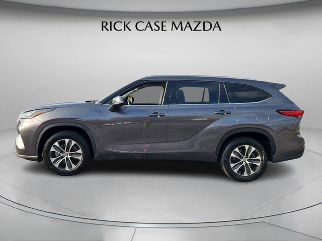 2021 Toyota Highlander XLE photo 2