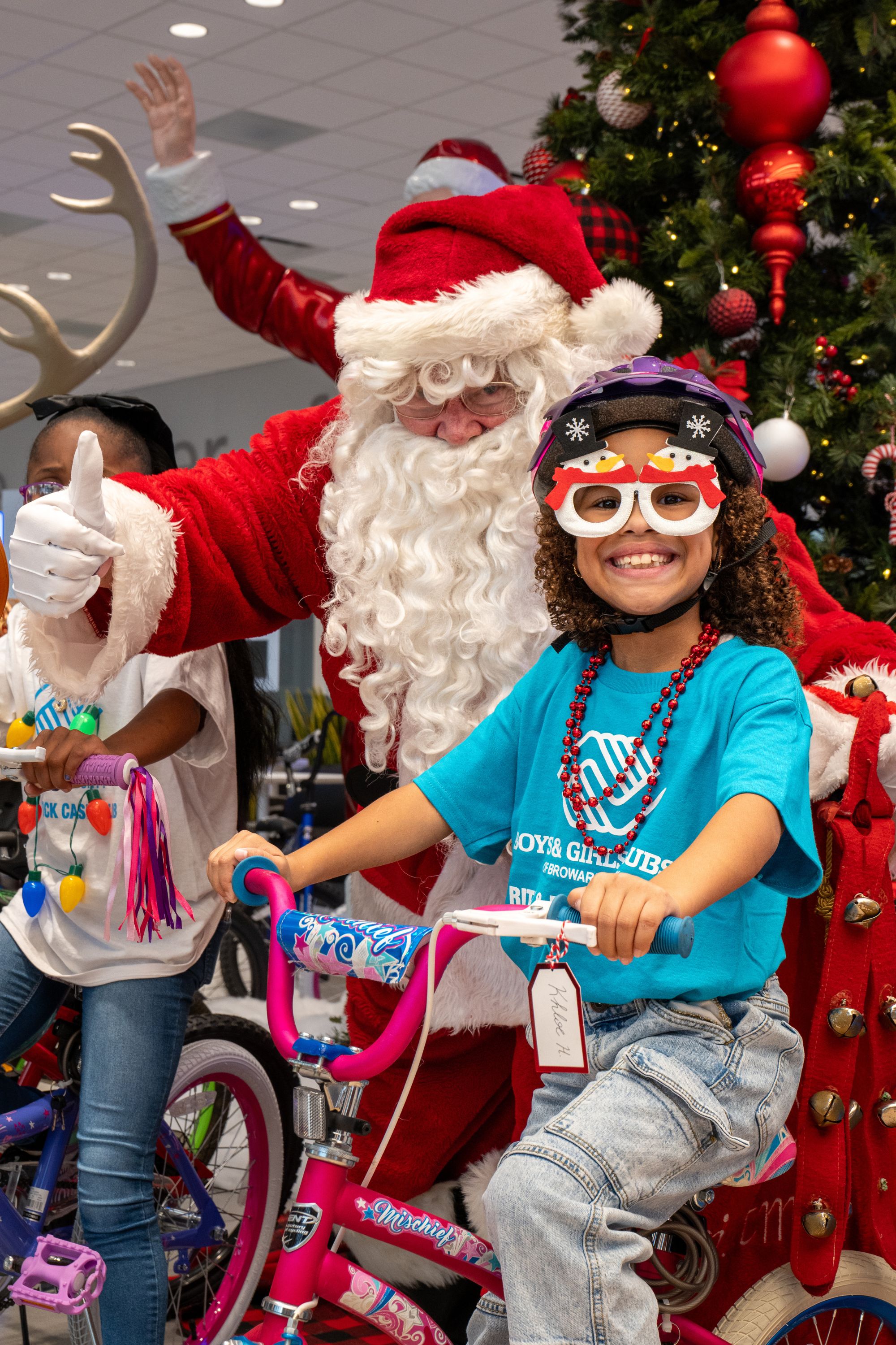 Photo%205%20-%20Santa%20with%20Khloe%20H.%20from%20Boys%20%26%20Girls%20Clubs%20of%20Broward%20County.jpg