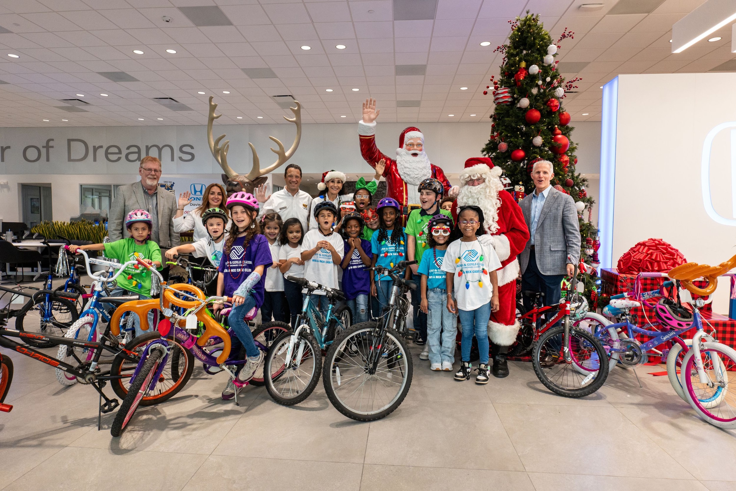 Photo%201%20-%20Rick%20Case%20Automotive%20team%20and%20Boys%20%26%20Girls%20Clubs%20of%20Broward%20County.jpg