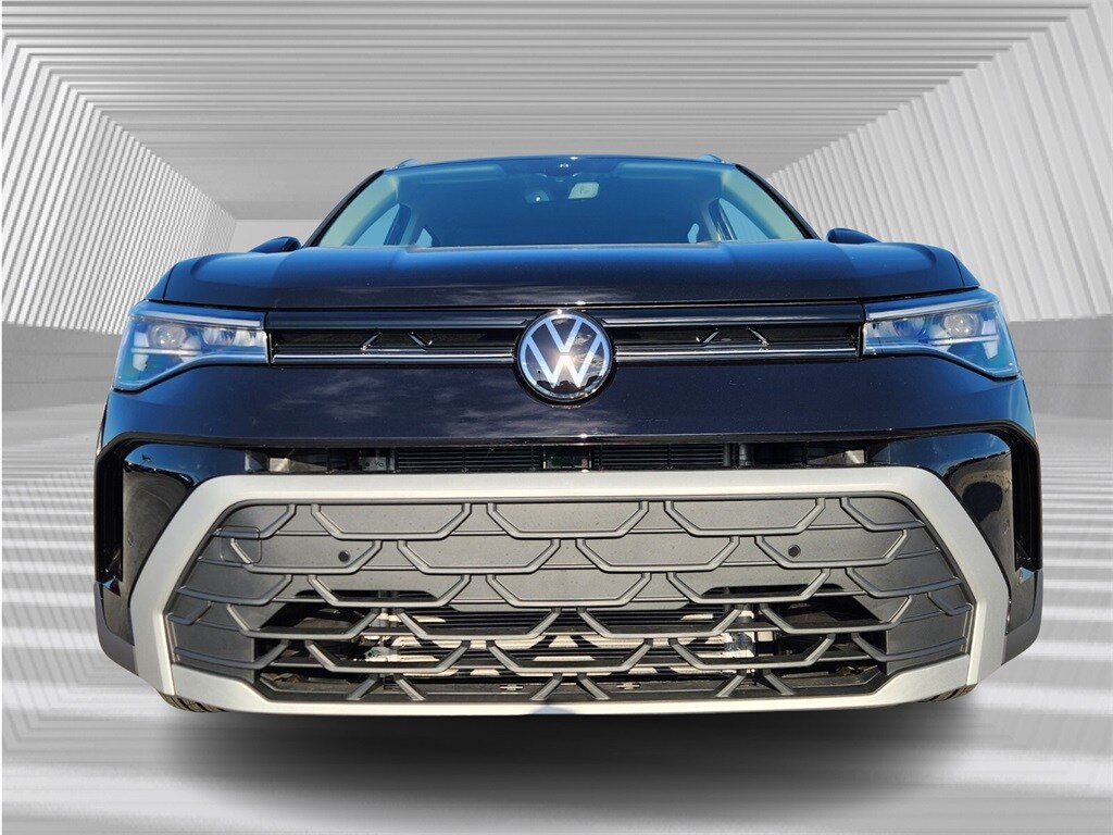 2025 Volkswagen Taos SE photo 3