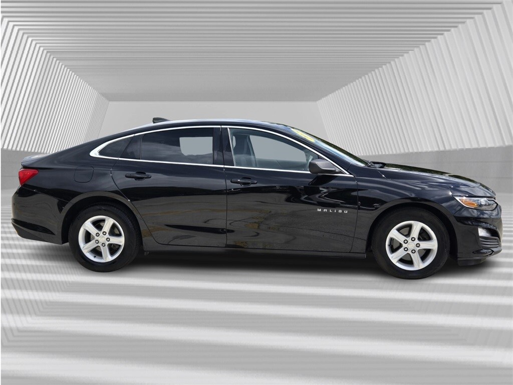 2019 Chevrolet Malibu photo 2