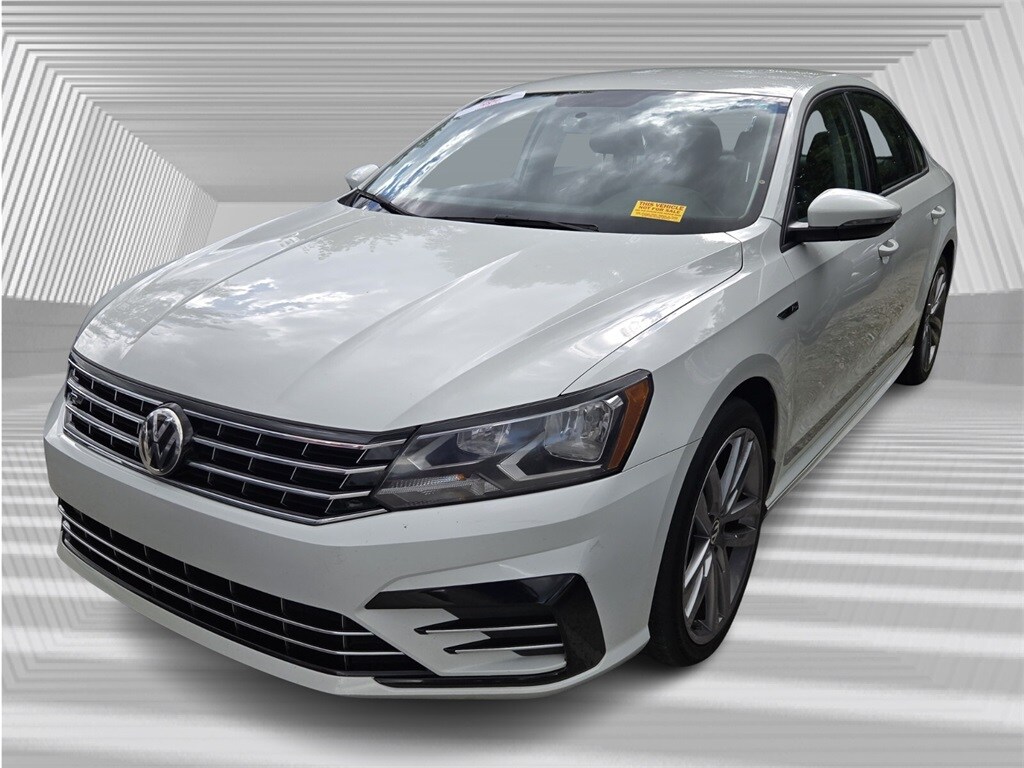 2018 Volkswagen Passat 2.0T R-Line photo 2