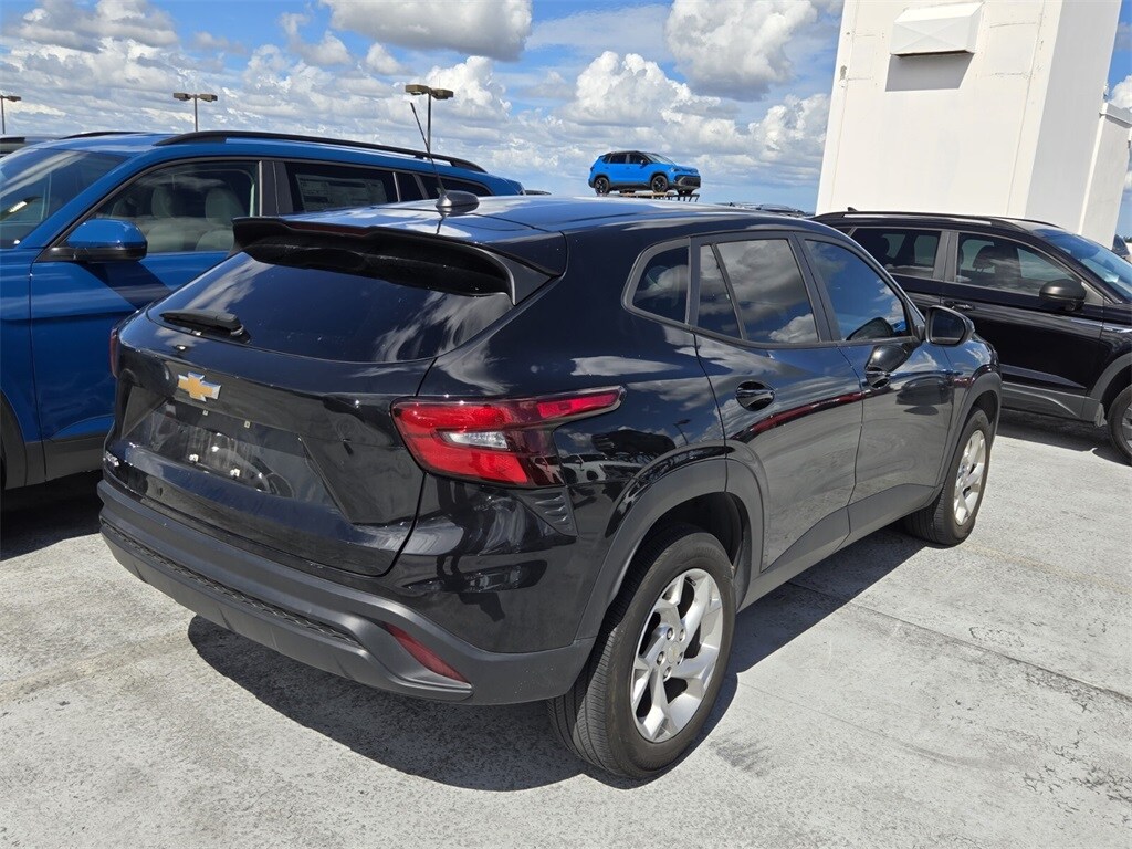 2024 Chevrolet Trax LS photo 4