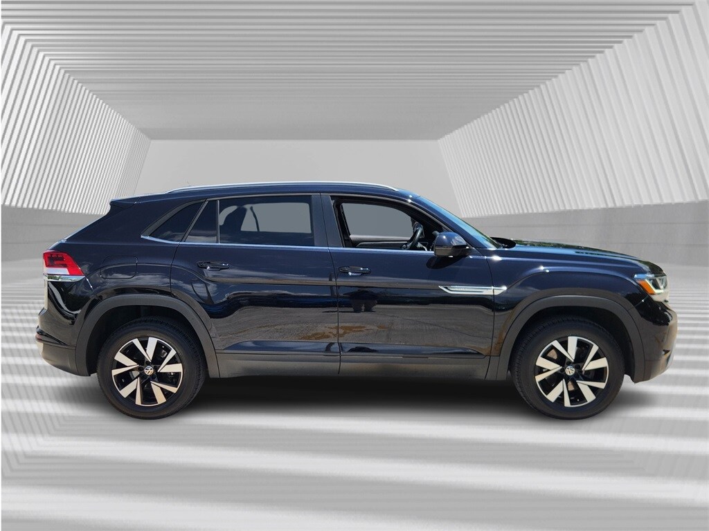 2022 Volkswagen Atlas Cross Sport SE photo 2