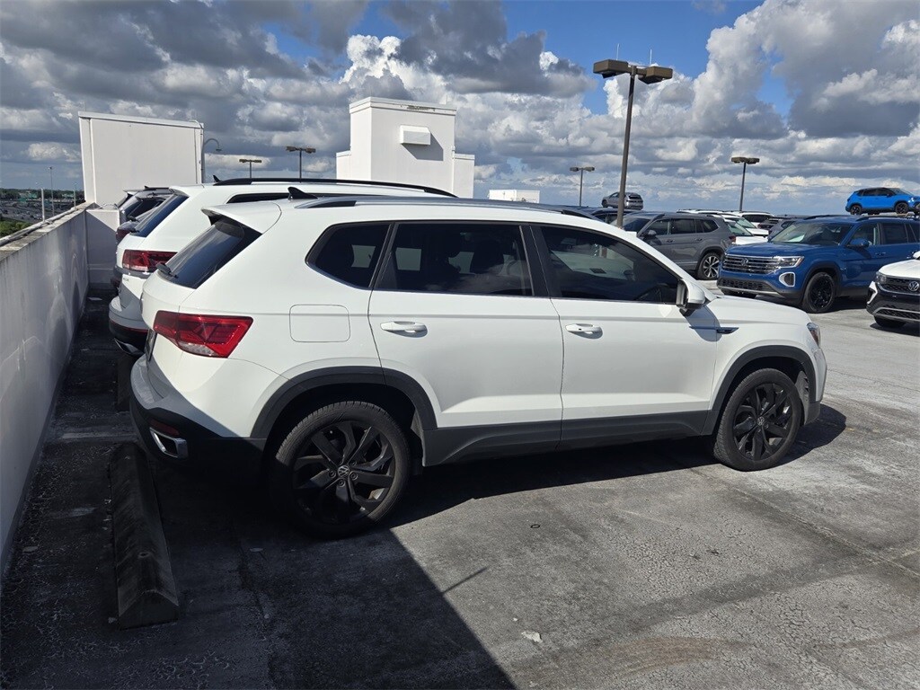 2022 Volkswagen Taos SE photo 3