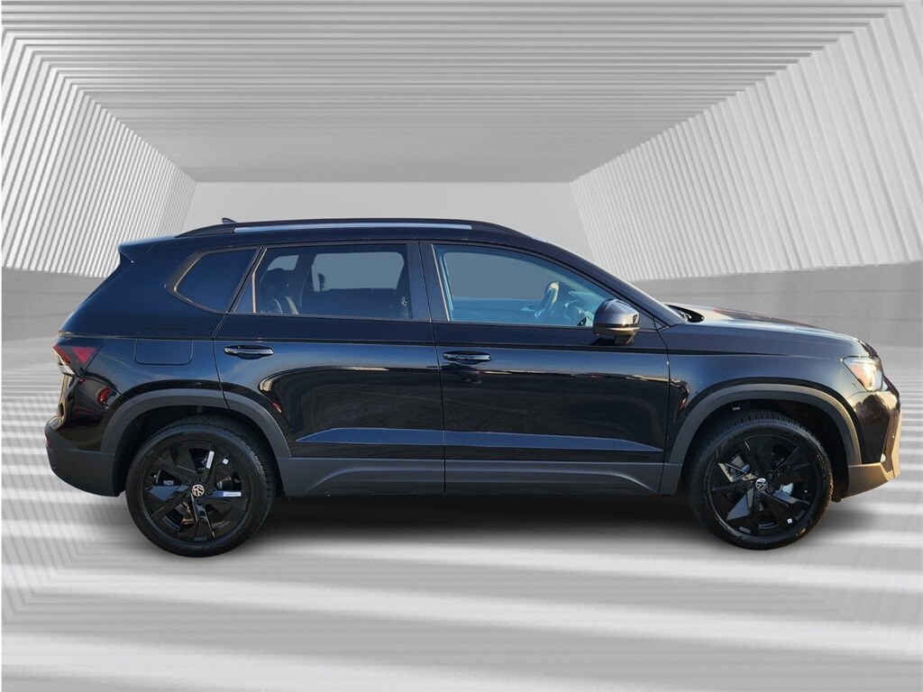 2025 Volkswagen Taos SE photo 3
