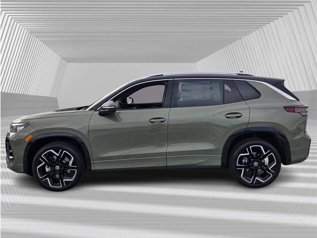 2026 Volkswagen Tiguan SEL R-Line photo 2