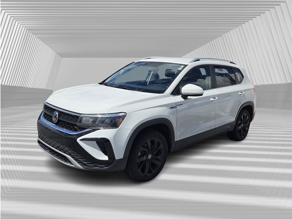 2022 Volkswagen Taos SE photo 2