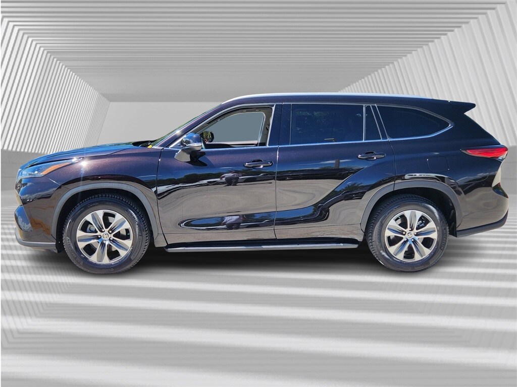 2022 Toyota Highlander XLE photo 3