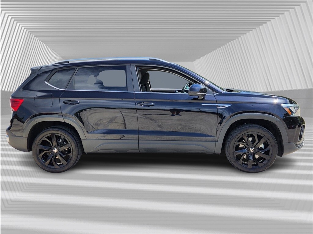 2023 Volkswagen Taos SE photo 2