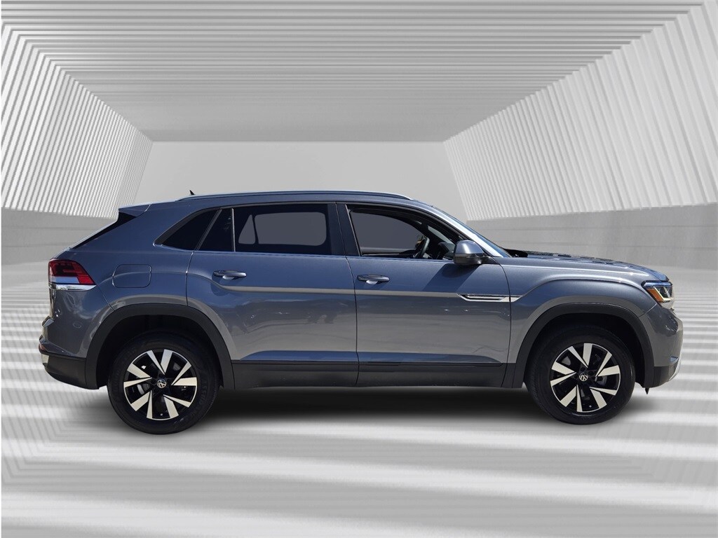 2022 Volkswagen Atlas Cross Sport SE photo 2