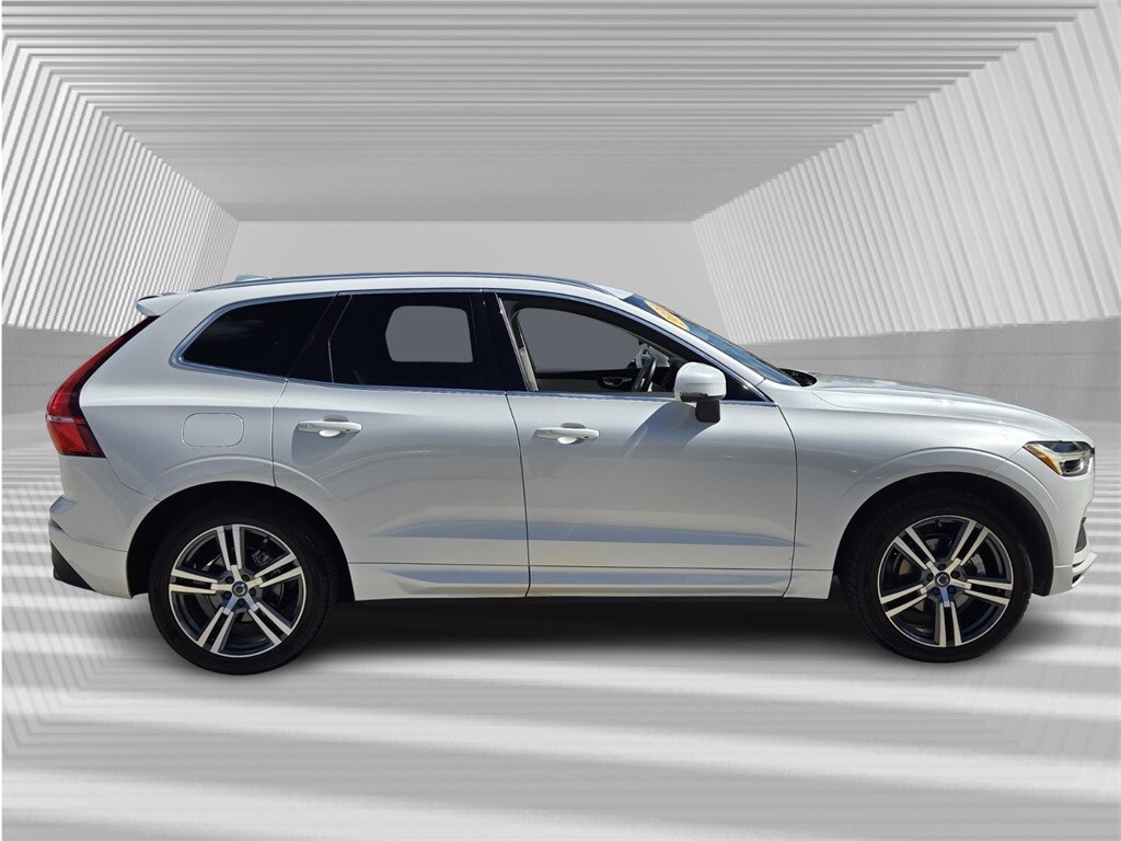 2020 Volvo XC60 T5 Momentum photo 2
