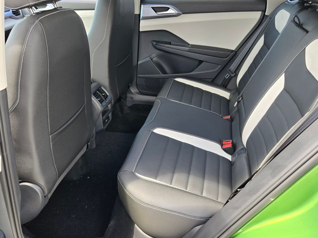 2025 Volkswagen Taos SEL - Photo 7