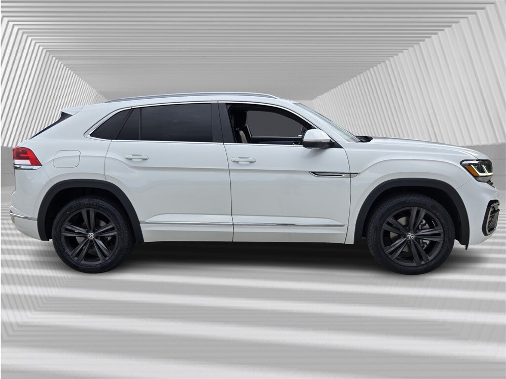 2022 Volkswagen Atlas Cross Sport SEL R-Line photo 2