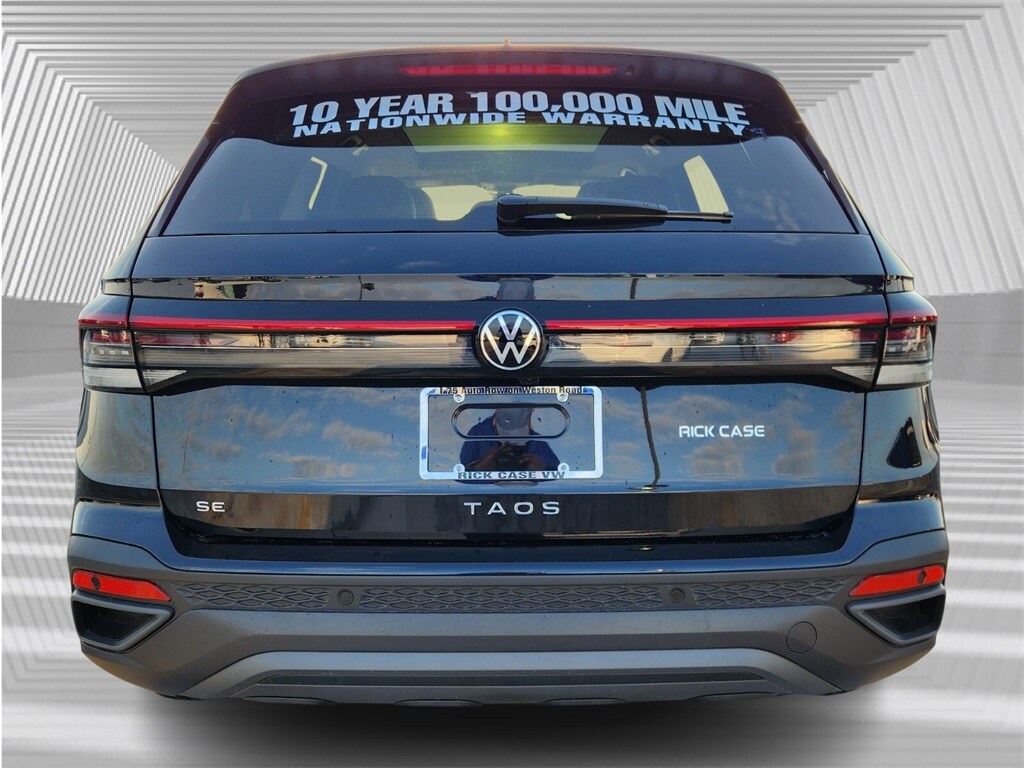 2025 Volkswagen Taos SE photo 4