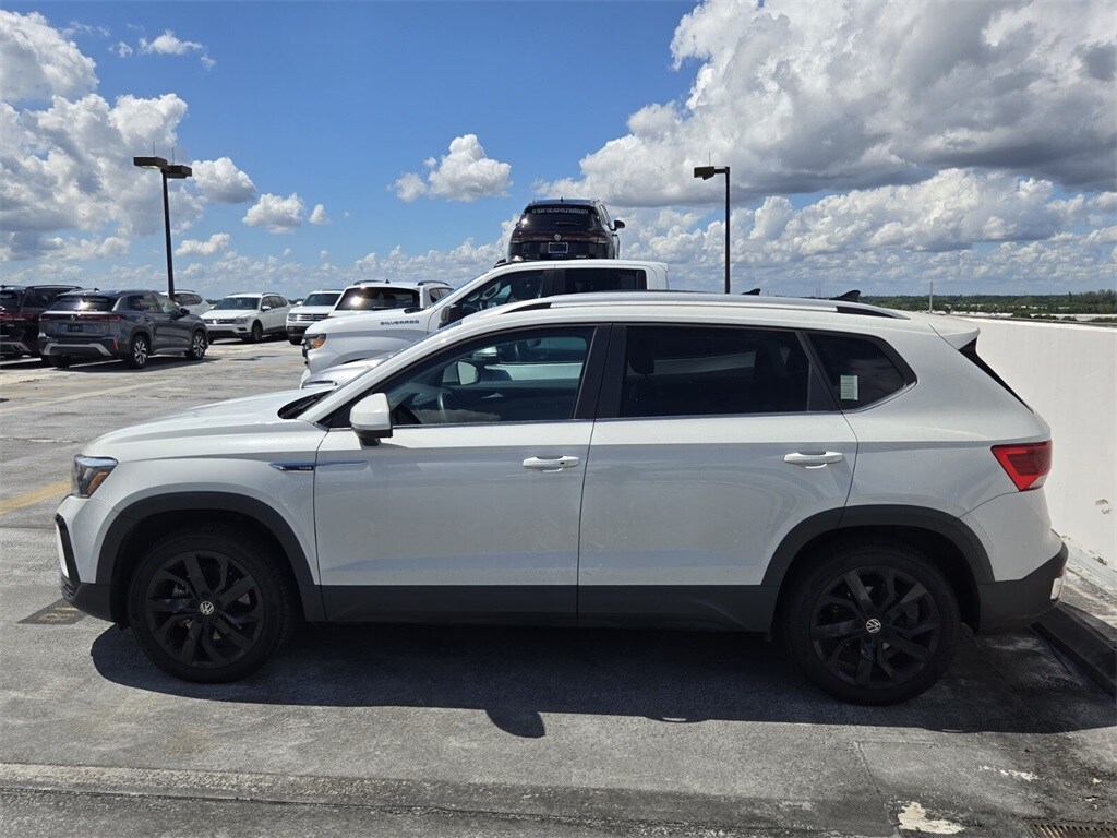 2022 Volkswagen Taos SE photo 3