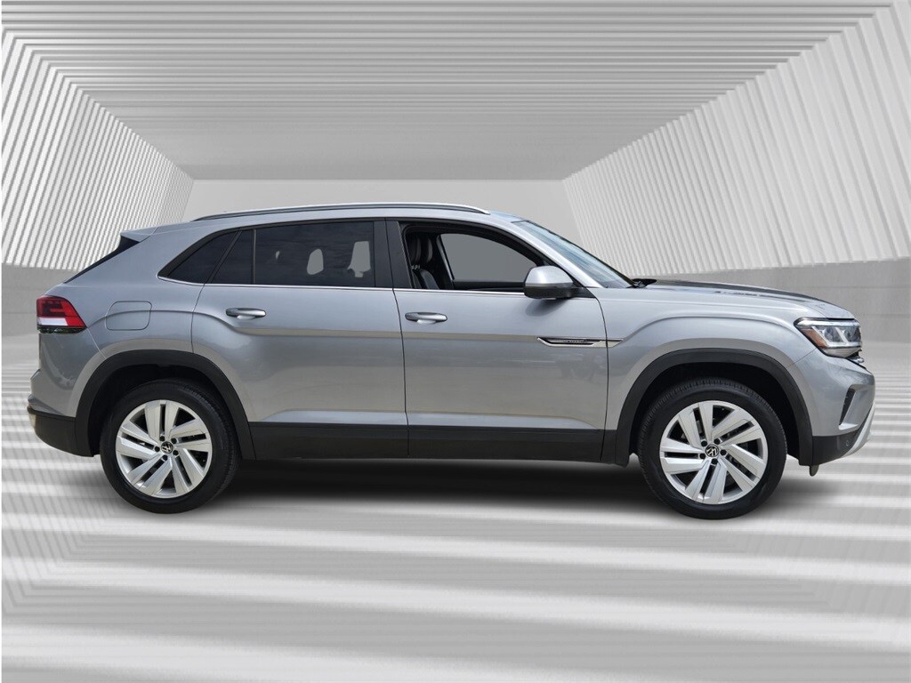 2022 Volkswagen Atlas Cross Sport V6 SE Technology photo 2