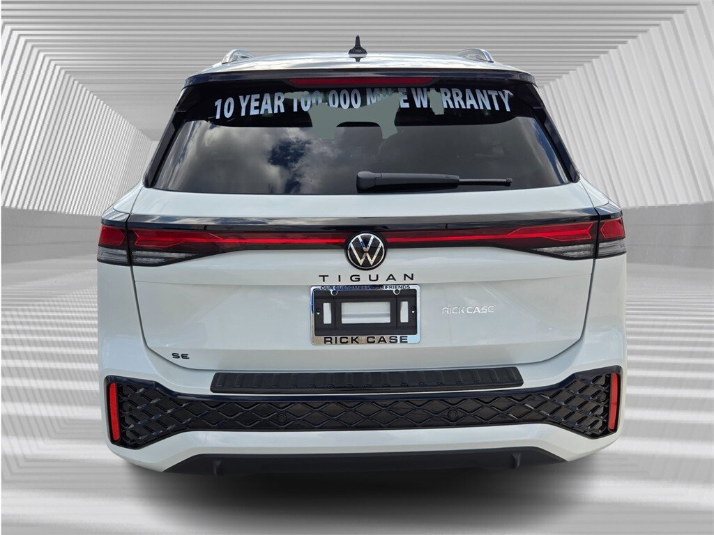 2026 Volkswagen Tiguan SE R-Line Black photo 4