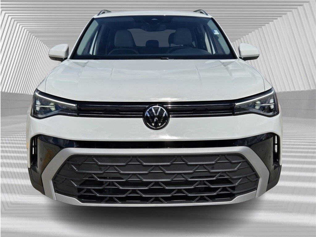 2025 Volkswagen Taos SE photo 3