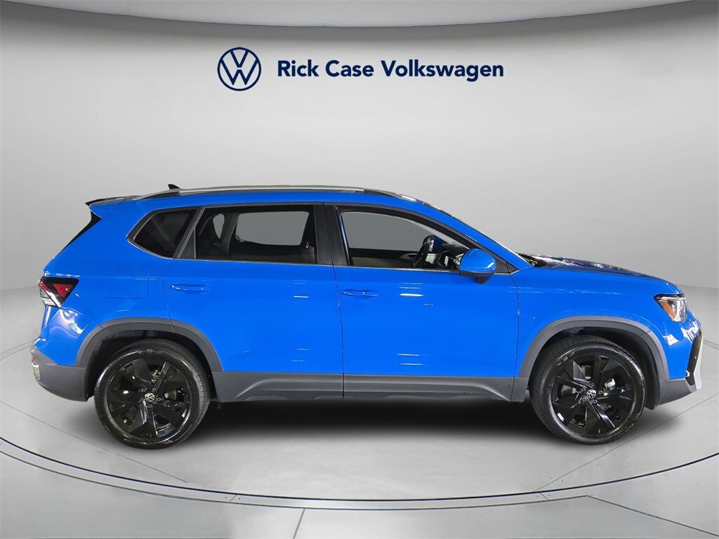 2025 Volkswagen Taos SE photo 2