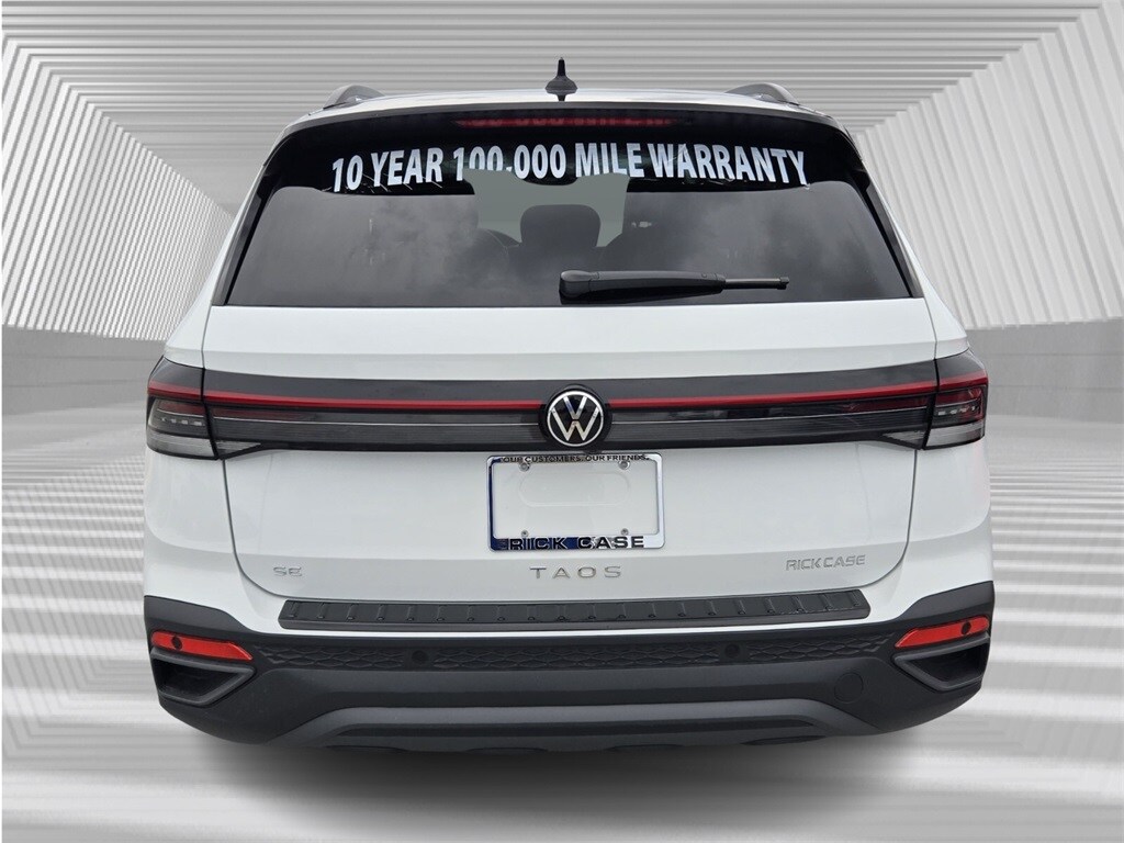 2025 Volkswagen Taos SE photo 3