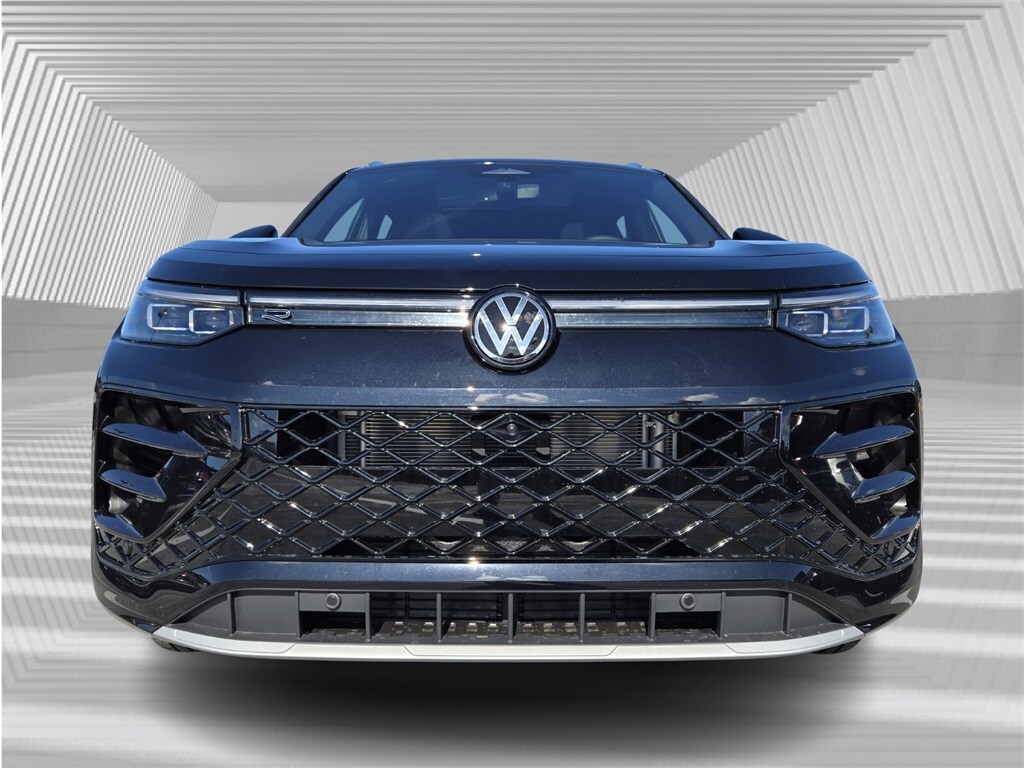 2026 Volkswagen Tiguan SEL R-Line photo 3