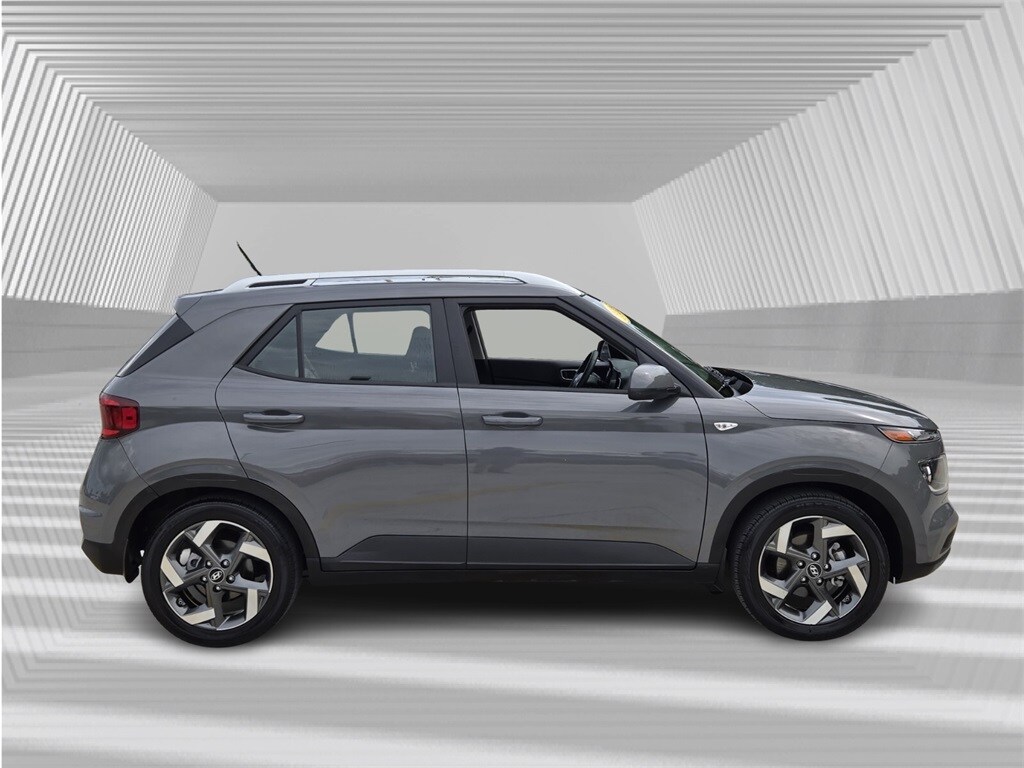2023 Hyundai Venue SEL photo 2