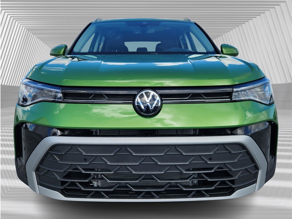 2025 Volkswagen Taos SE photo 2