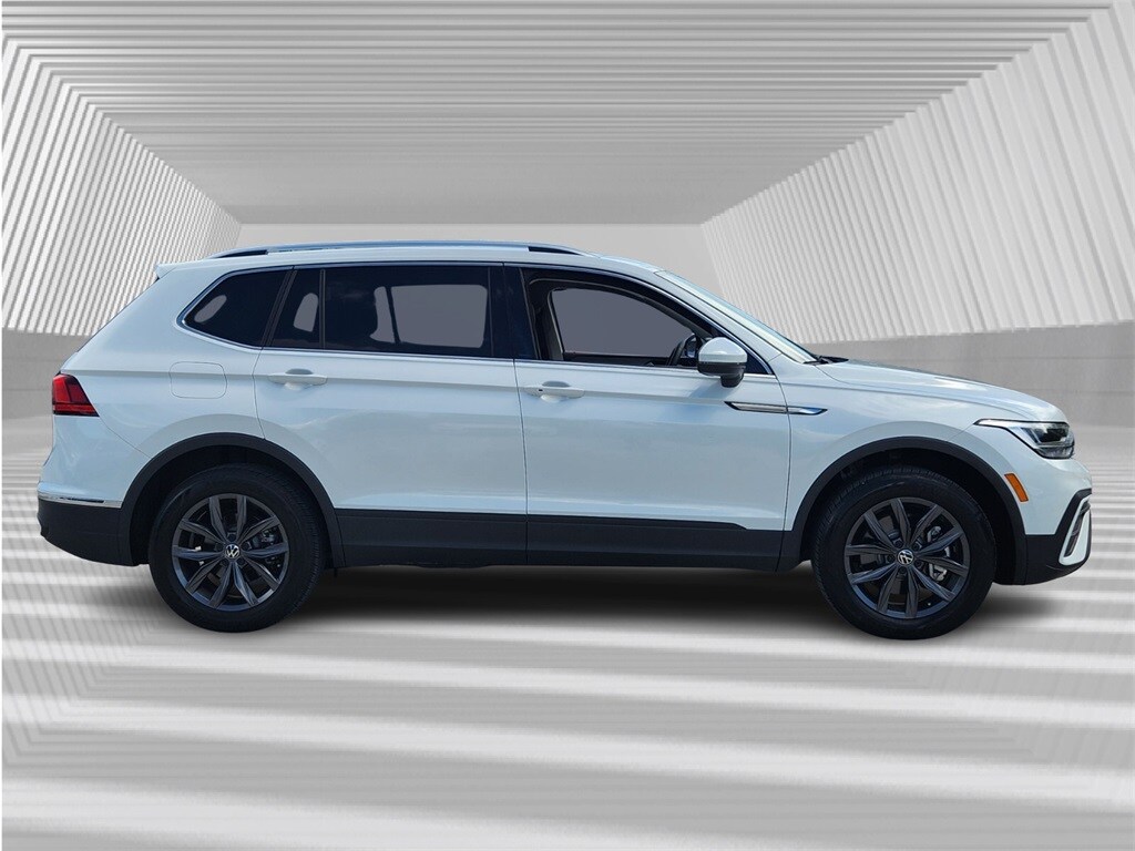 2023 Volkswagen Tiguan SE photo 2