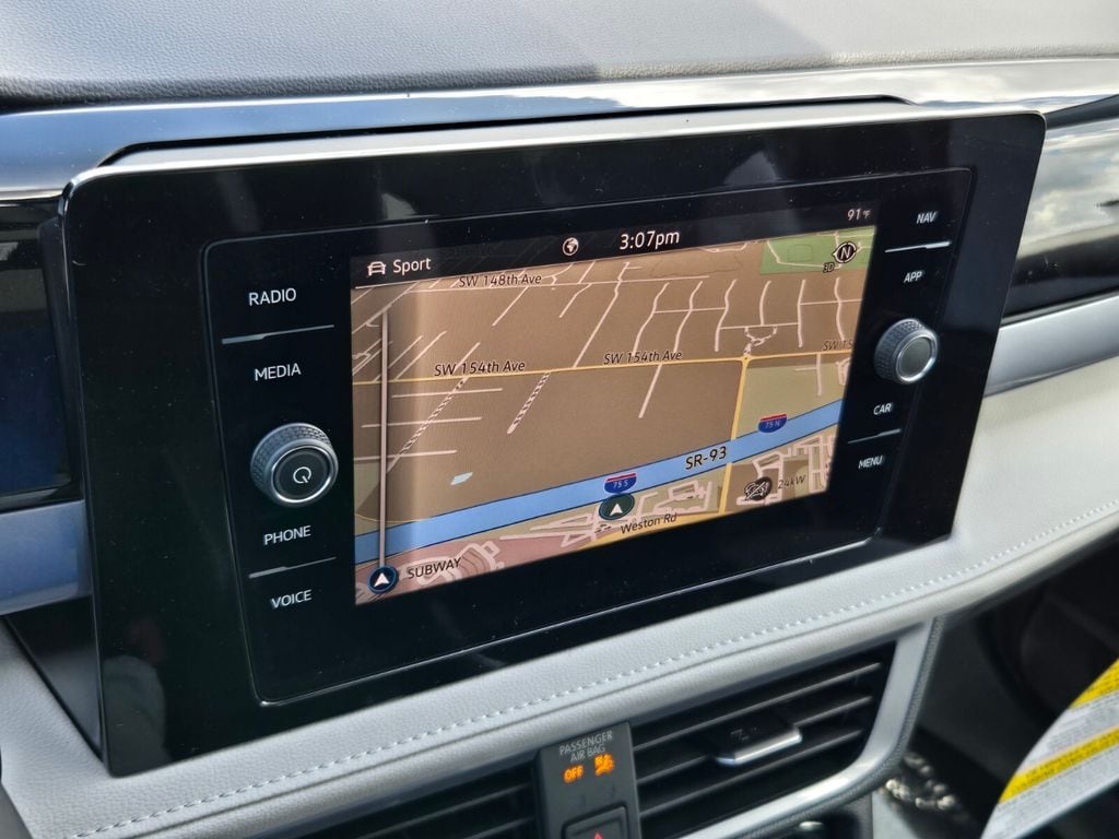 2025 Volkswagen Taos SEL - Photo 9