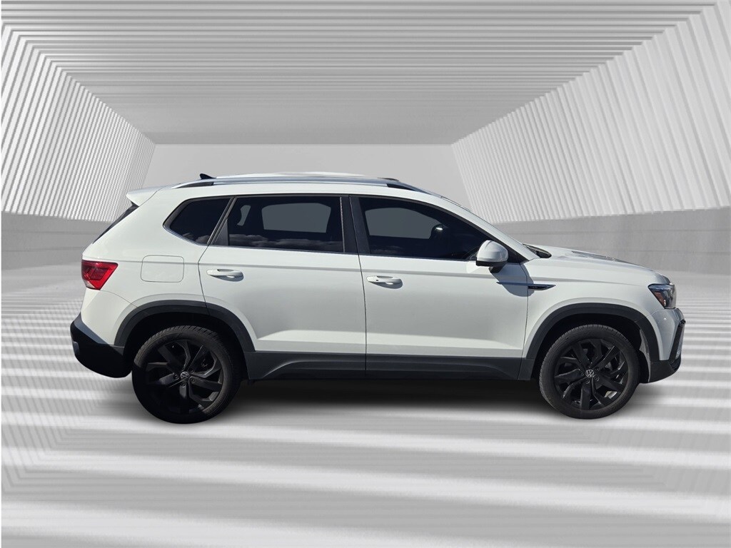 2022 Volkswagen Taos SE photo 2