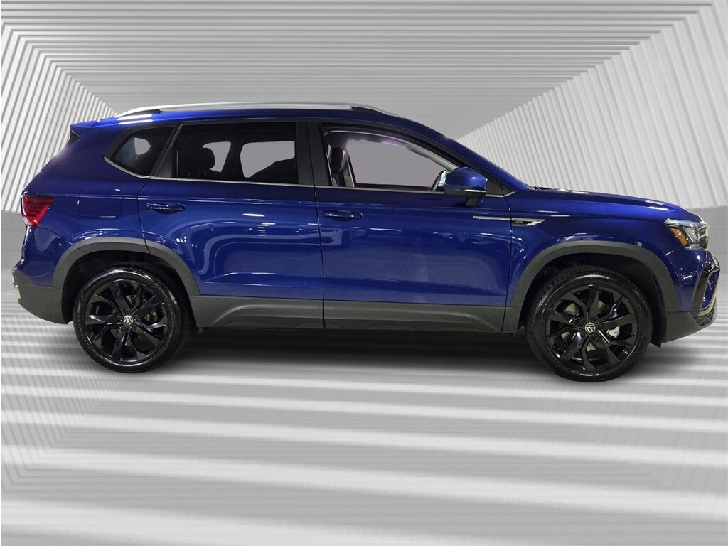 2022 Volkswagen Taos SE photo 2