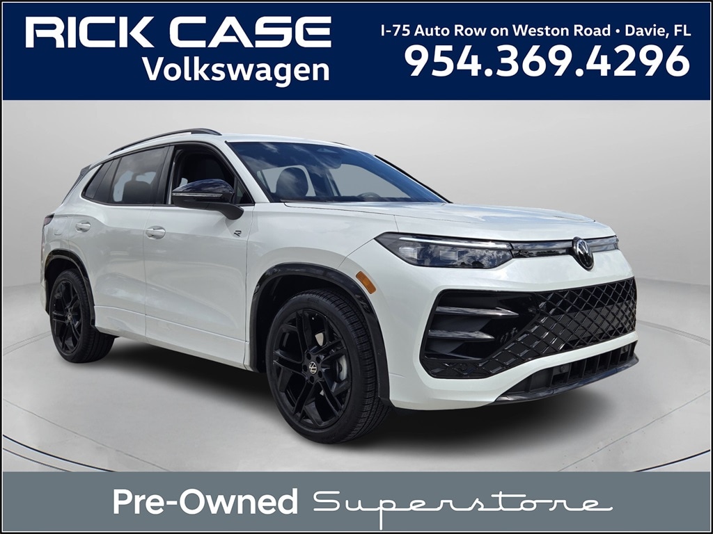 2025 Volkswagen Tiguan SE R-LINE BLACK's photo