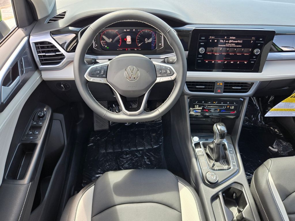 2025 Volkswagen Taos SEL - Photo 8
