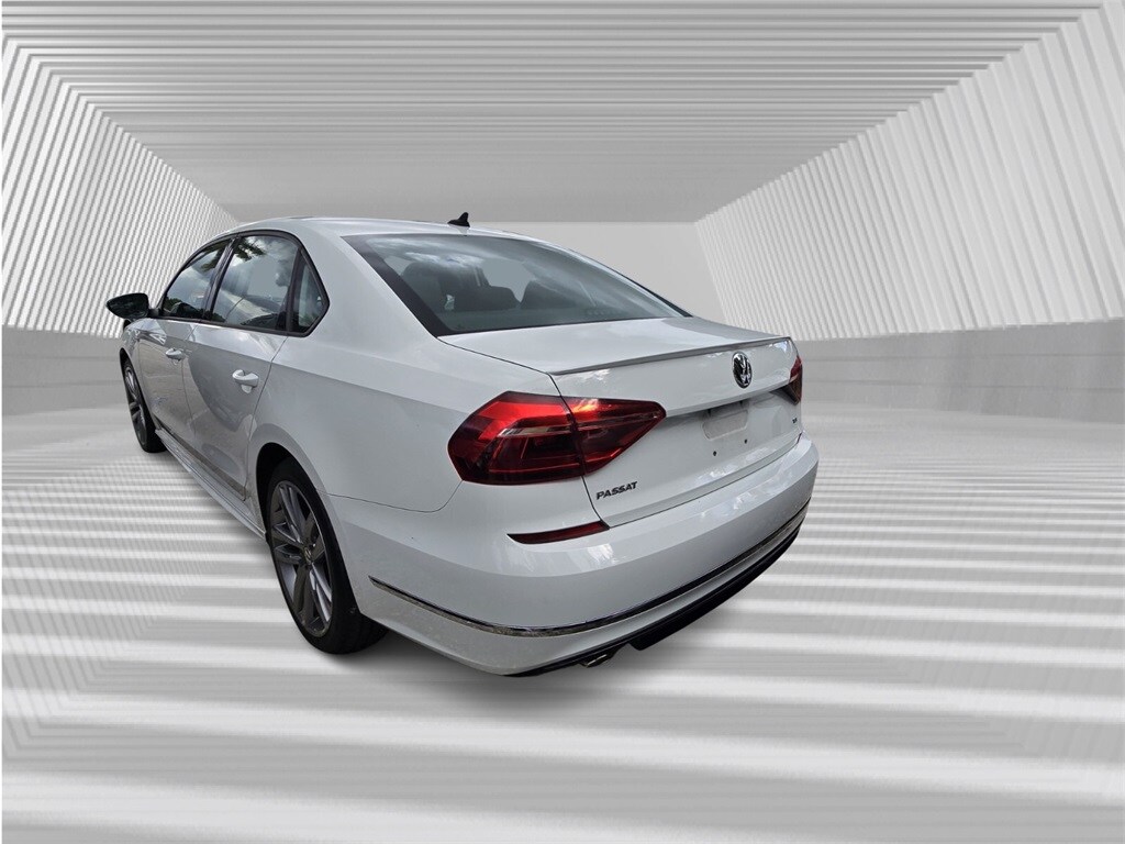 2018 Volkswagen Passat 2.0T R-Line photo 3
