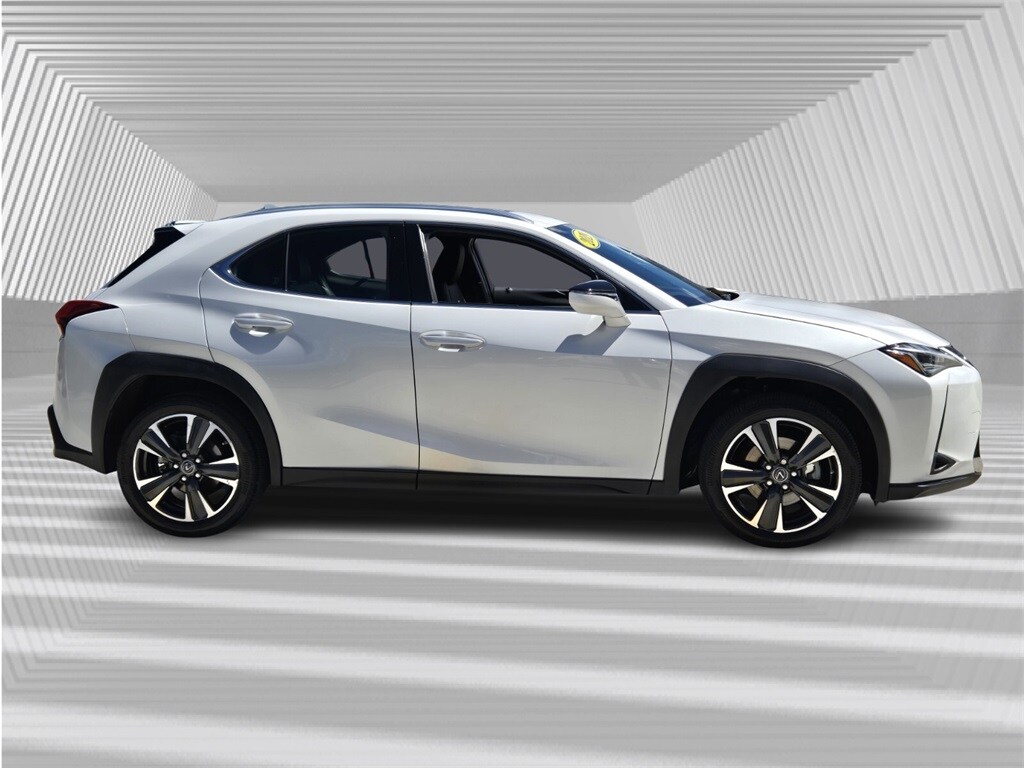2019 Lexus UX 200 photo 2