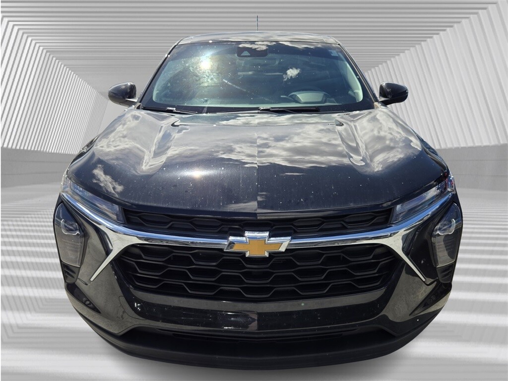 2024 Chevrolet Trax LS photo 2