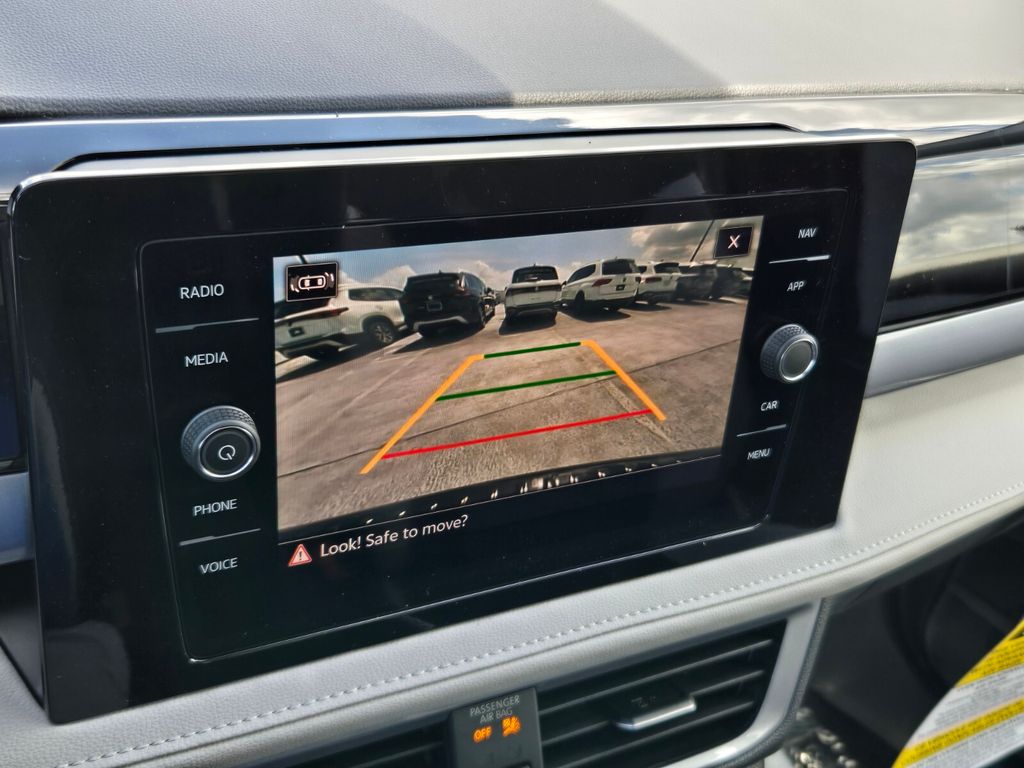 2025 Volkswagen Taos SEL - Photo 10