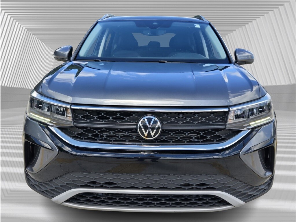 2023 Volkswagen Taos SE photo 3
