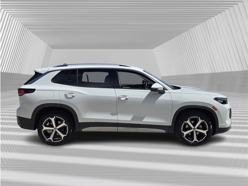 2025 Volkswagen Tiguan SE photo 2