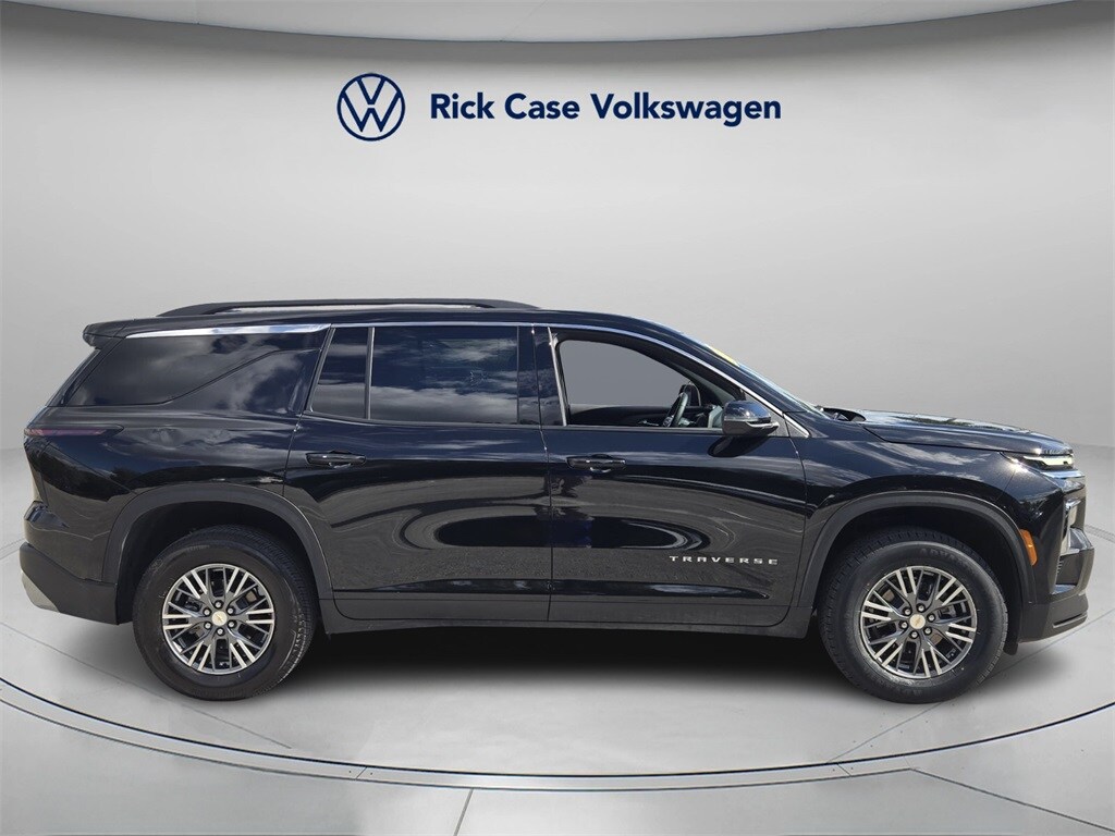 Used 2025 Chevrolet Traverse LT SUV