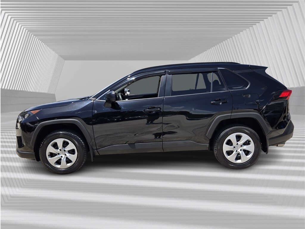 2020 Toyota RAV4 LE photo 2