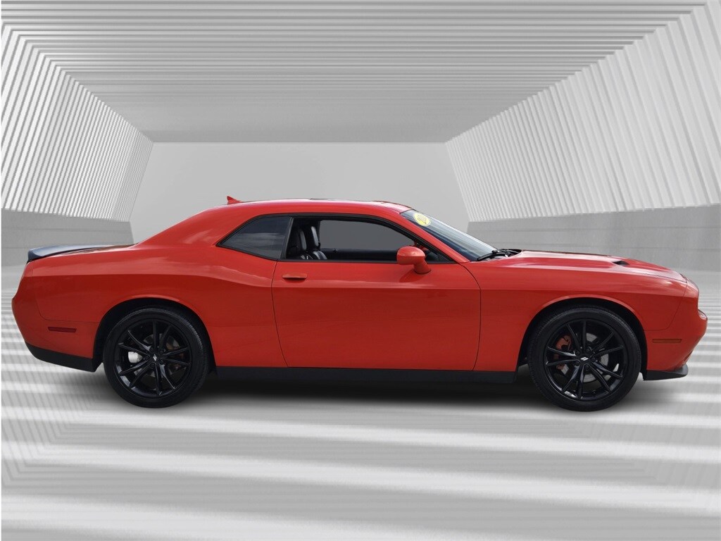 2018 Dodge Challenger SXT photo 2